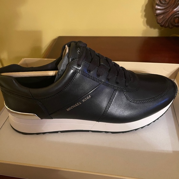 Micheal Kors - Picture 1 of 2